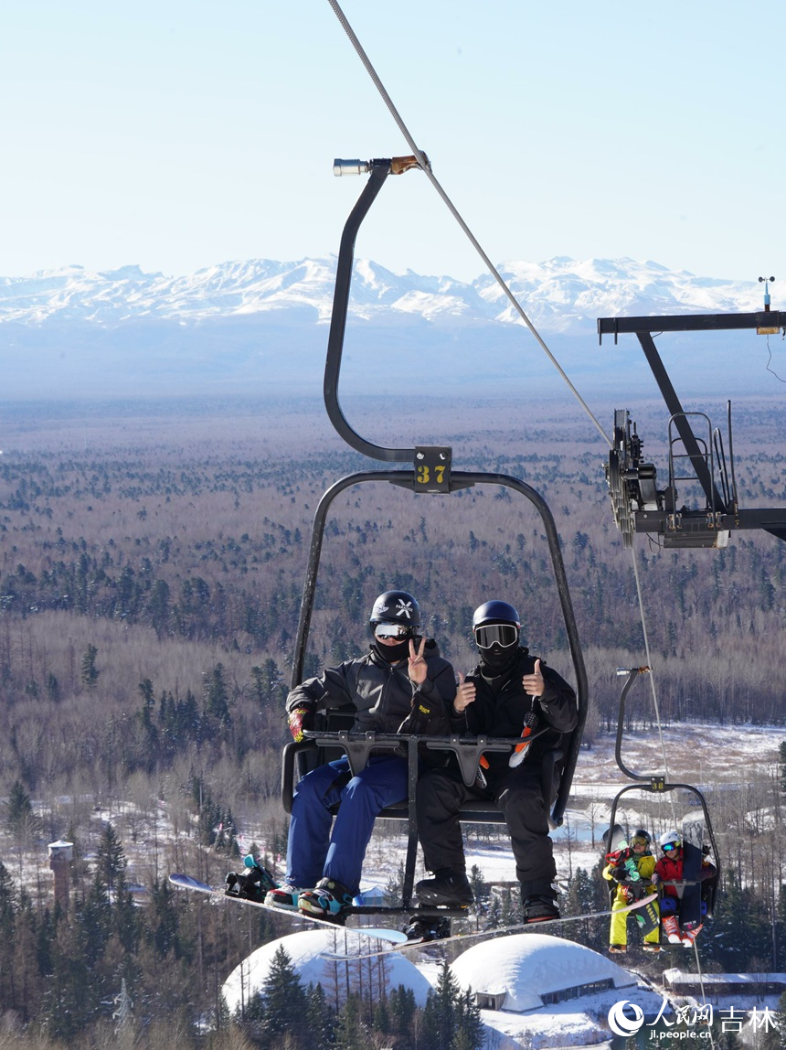 在長白山和平滑雪場可以遠眺長白山全貌，俯視茫茫林海。人民網記者 李洋攝