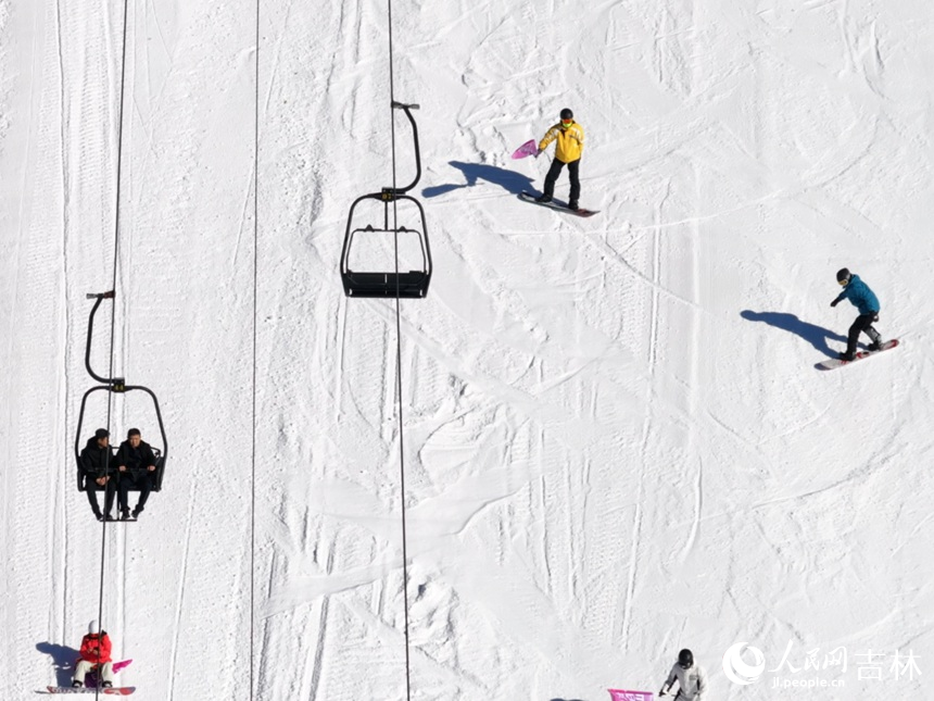 滑雪愛好者在和平滑雪場暢滑粉雪。人民網(wǎng)記者 李成偉攝