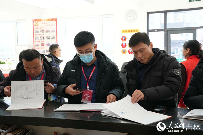 11月30日,參會嘉賓在長山花園社區觀摩。人民網記者 李洋攝