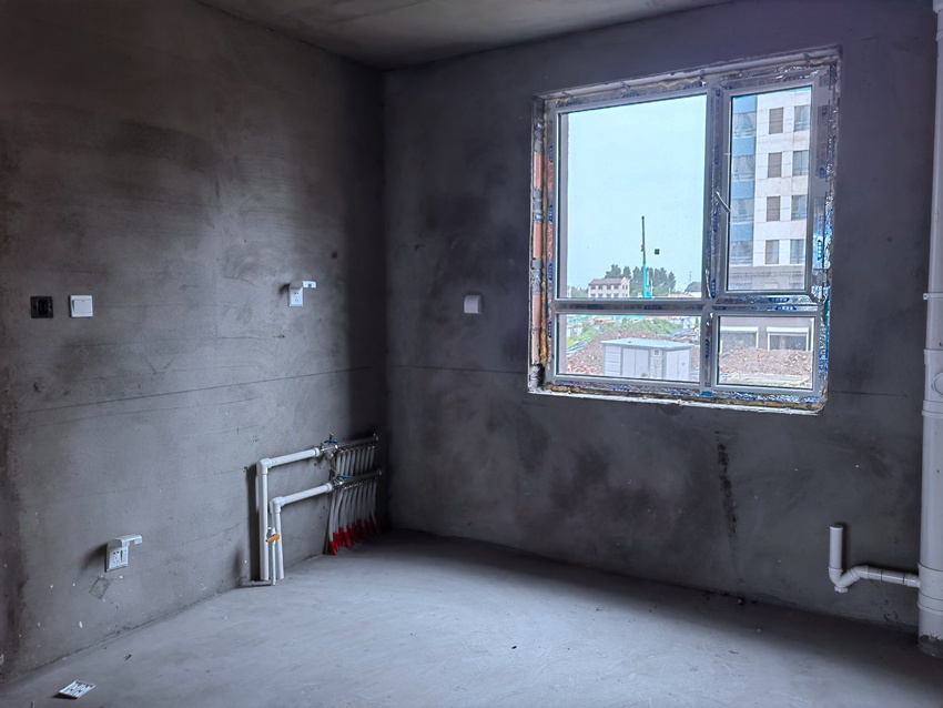 室內(nèi)地?zé)峁芫€完成鋪裝。人民網(wǎng)記者 馬俊華攝