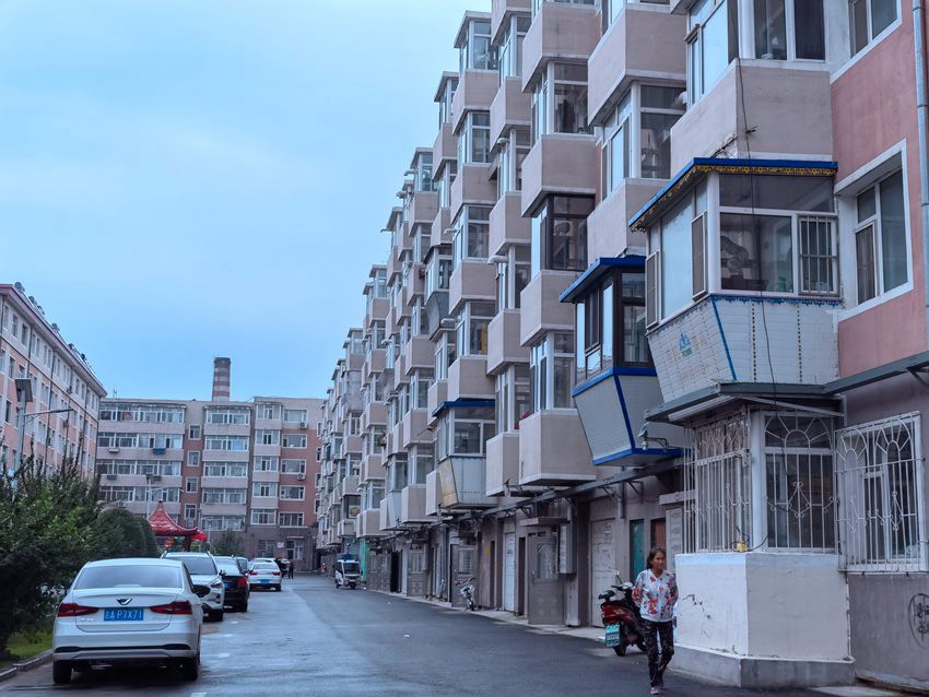 和平小區(qū)外立面整潔干凈。人民網(wǎng)記者 馬俊華攝