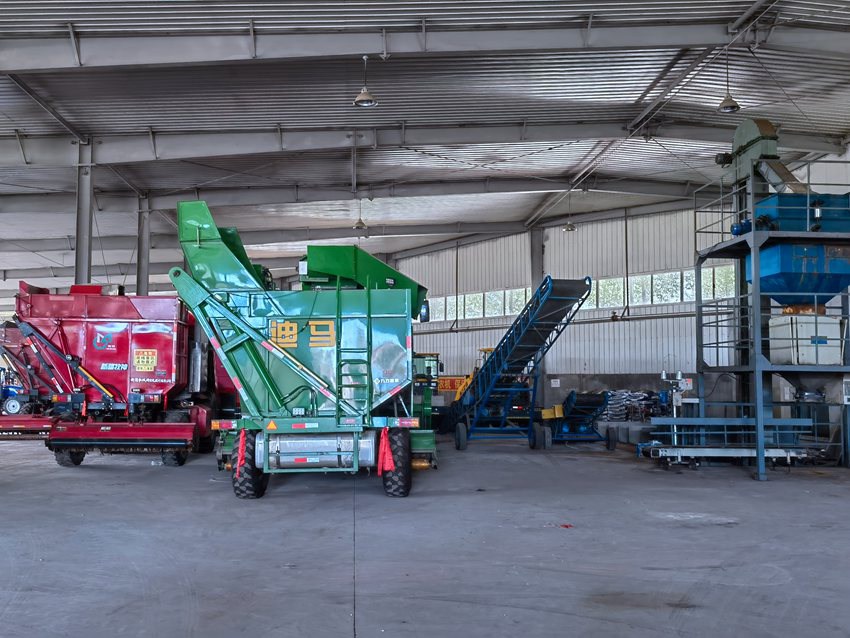 德惠市惠澤農(nóng)業(yè)生產(chǎn)專業(yè)合作社大型農(nóng)用機(jī)械。人民網(wǎng)記者 馬俊華攝