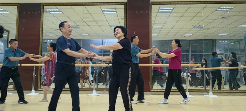 每次排練時，團員們猶如一群快樂的老小孩兒，臉上洋溢著笑容，身上散發(fā)著激情。人民網(wǎng) 李成偉攝（資料圖片）