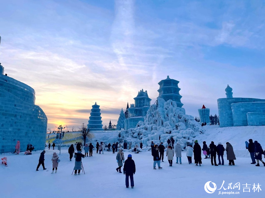 長春冰雪新天地游人如織。人民網記者 李思玥攝