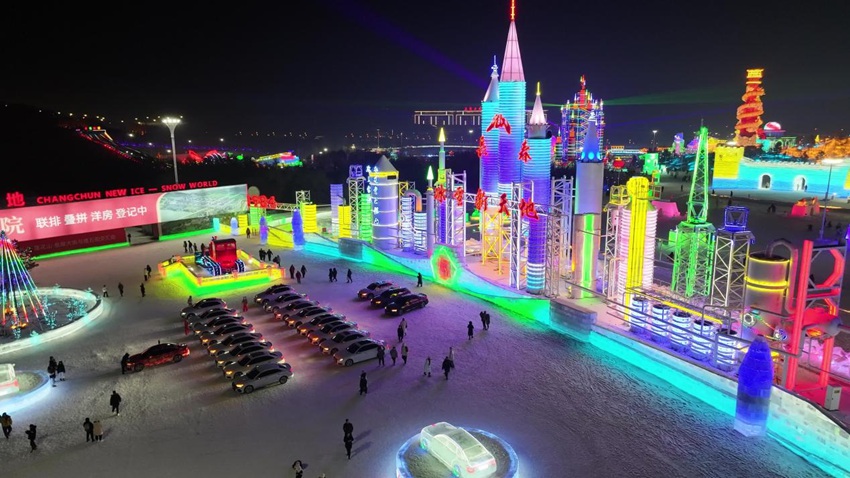 長春市民自發組成車隊送外地游客。（長春冰雪新天地供圖）