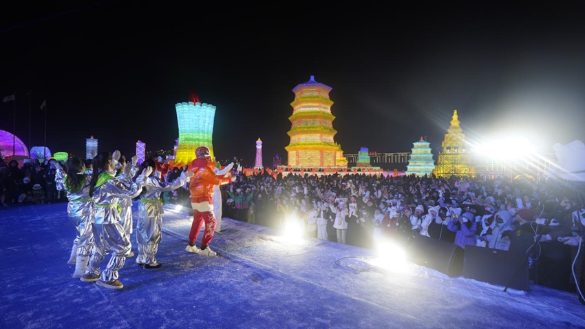 室內外演藝活動帶游客們嗨起來。（長春冰雪新天地供圖）
