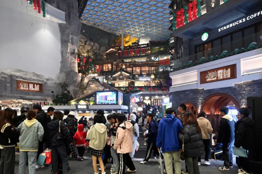 “這有山”商場人流如織。（資料圖片）