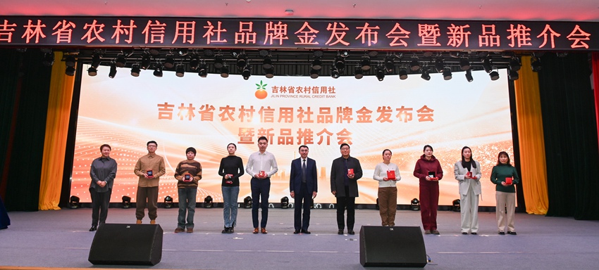 王漢奇副主任為首批品牌金認購者進行現場交付