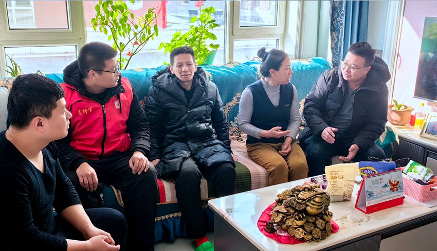 1月25日,市退役軍人事務局聯合擁軍企業走訪慰問隨部隊執行維和任務的現役軍人王子旭家庭,向家屬致以誠摯的敬意和新春的祝福。