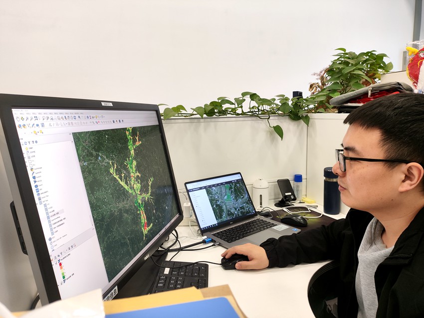 鞏加龍對(duì)湖南長(zhǎng)沙農(nóng)業(yè)進(jìn)行監(jiān)測(cè)。