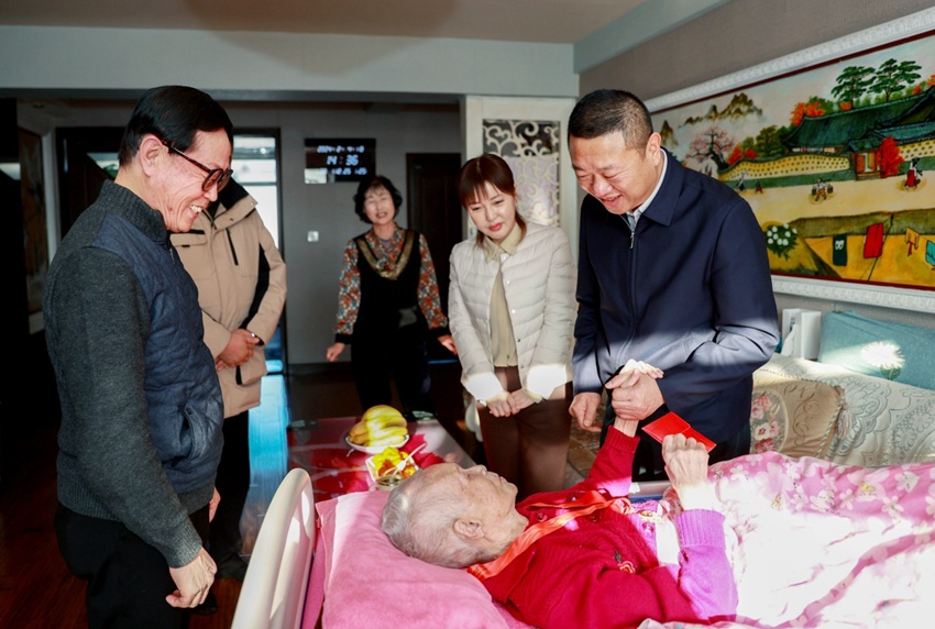 延邊州委常委、延吉市委書記趙永浩慰問優(yōu)撫對象金明淑