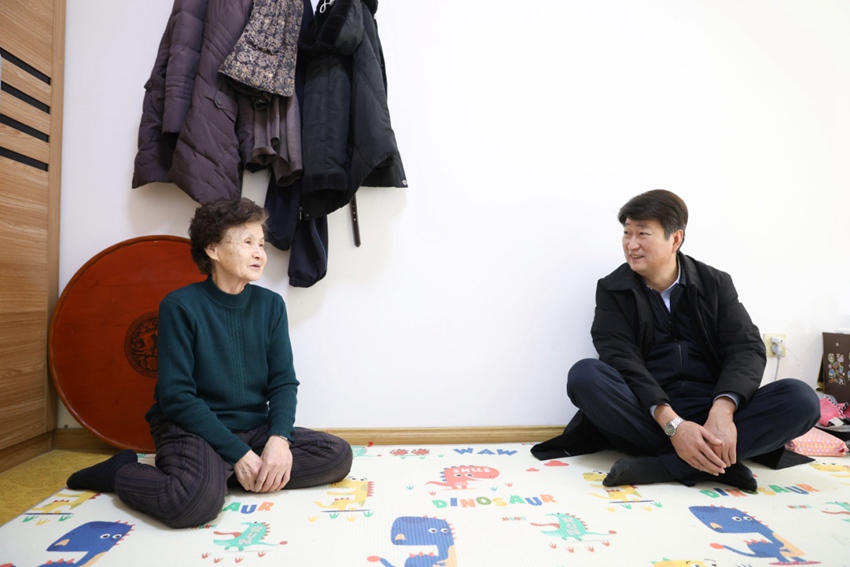 延吉市委副書記、市長吳賢哲慰問軍烈屬池海順