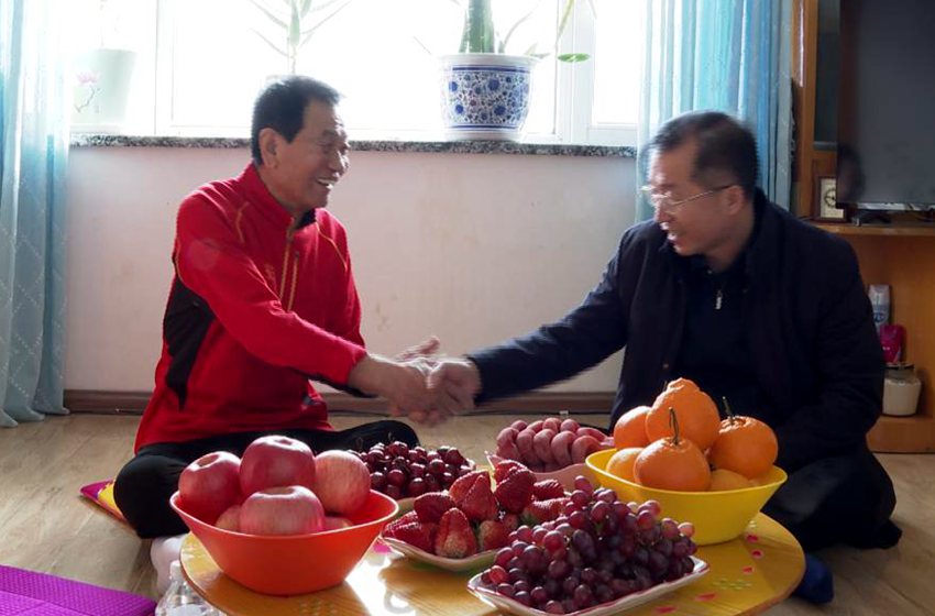 市委書記李慶文慰問(wèn)軍休干部玄龍?jiān)? /></p>
<p style=