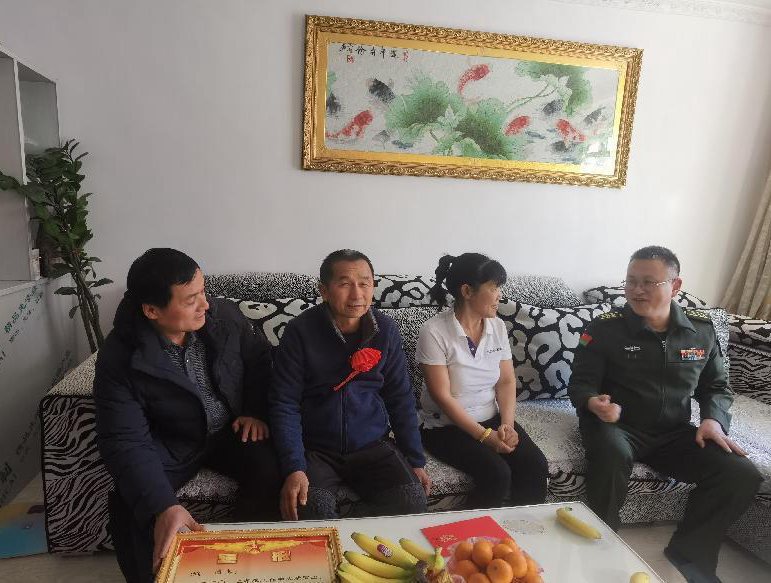 市人武部部長(zhǎng)呂偉、市退役軍人事務(wù)局局長(zhǎng)芮洪波為現(xiàn)役軍人家屬送喜報(bào)