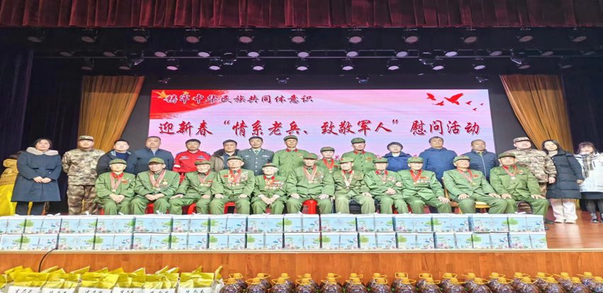 市退役軍人事務(wù)局聯(lián)合和龍市關(guān)愛(ài)退役軍人軍屬、烈屬協(xié)會(huì)開展“情系老兵、致敬軍人”主題慰問(wèn)活動(dòng)與抗戰(zhàn)老兵們集體合影留念