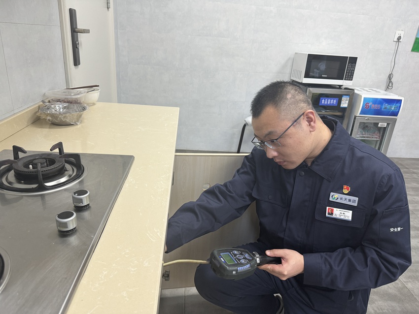 王辰到用戶家進行安全檢查。（受訪者供圖）