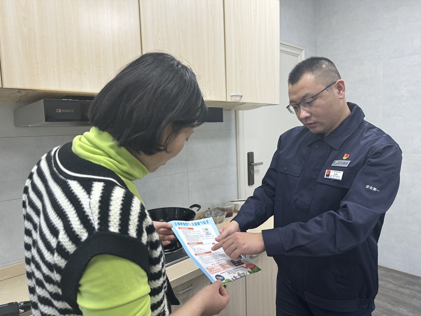 王辰為用戶講解安全用氣方法。（受訪者供圖）