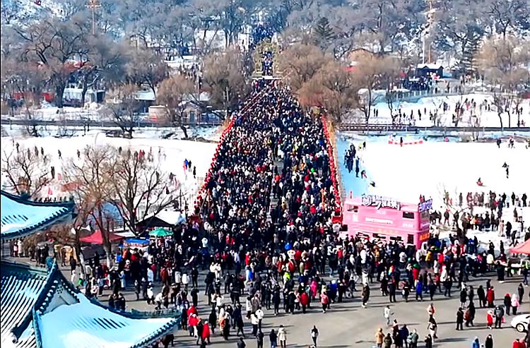 吉林市北山新春廟會人山人海。