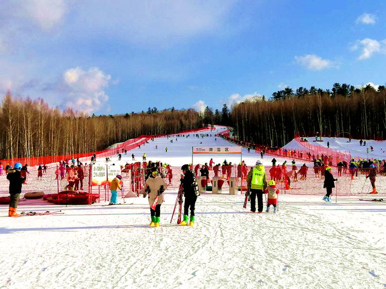 長白山各大滑雪場迎來人流高峰。