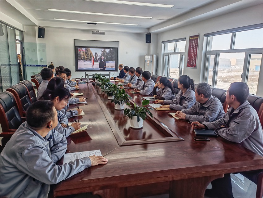 富奧汽車零部件股份有限公司組織黨員干部員工觀看思政課。