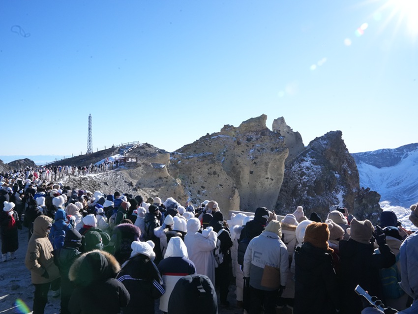 長白山景區游人如織。人民網記者 李洋攝