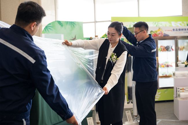 工作人員測評長青地膜。