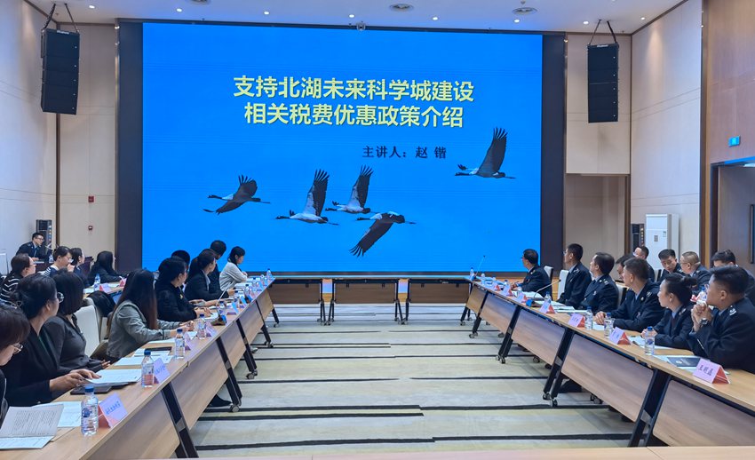 支持科技創(chuàng)新和制造業(yè)發(fā)展相關(guān)優(yōu)惠政策講解。人民網(wǎng)記者 馬俊華攝