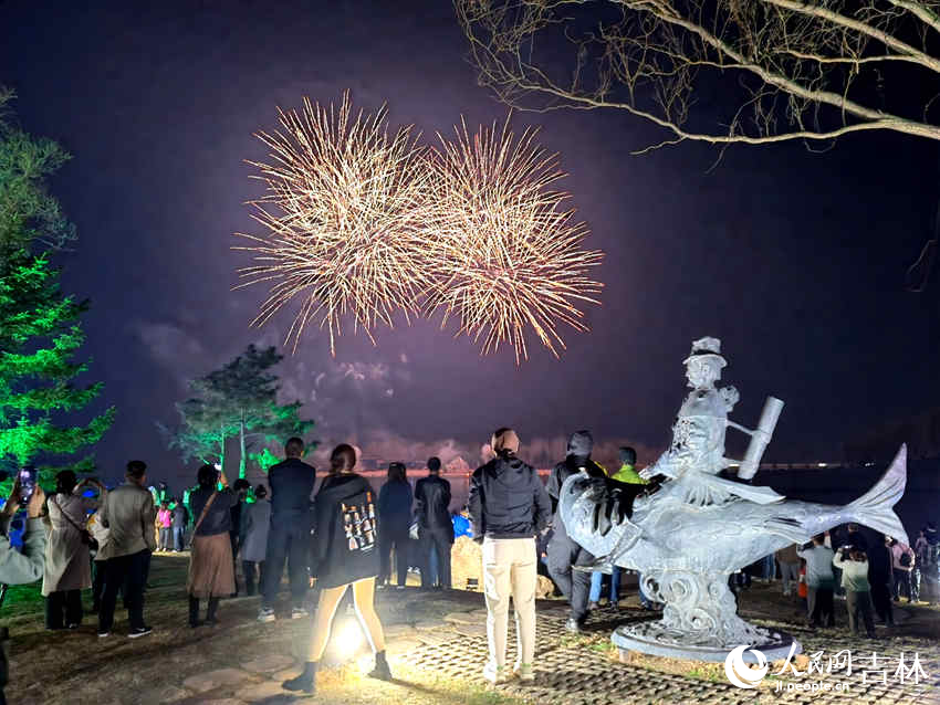 煙花秀。人民網(wǎng)記者 馬俊華攝