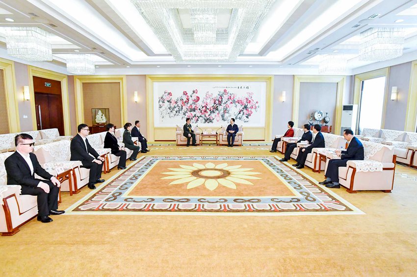 4月17日，省委書記景俊海在長春會見“吉林楷模”王琦同志先進事跡報告團成員。張野 鄒乃碩 攝