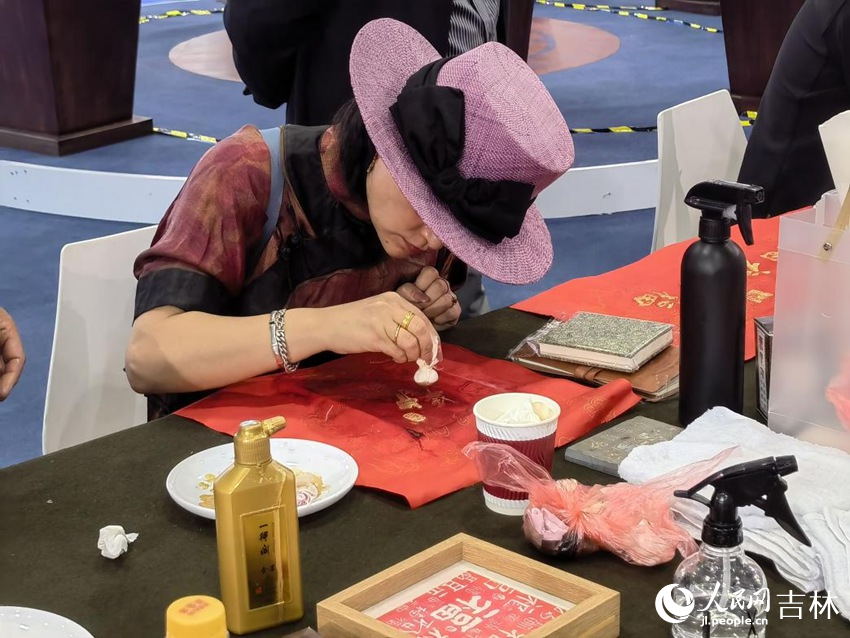 游客體驗(yàn)拓印。人民網(wǎng)記者 馬俊華攝