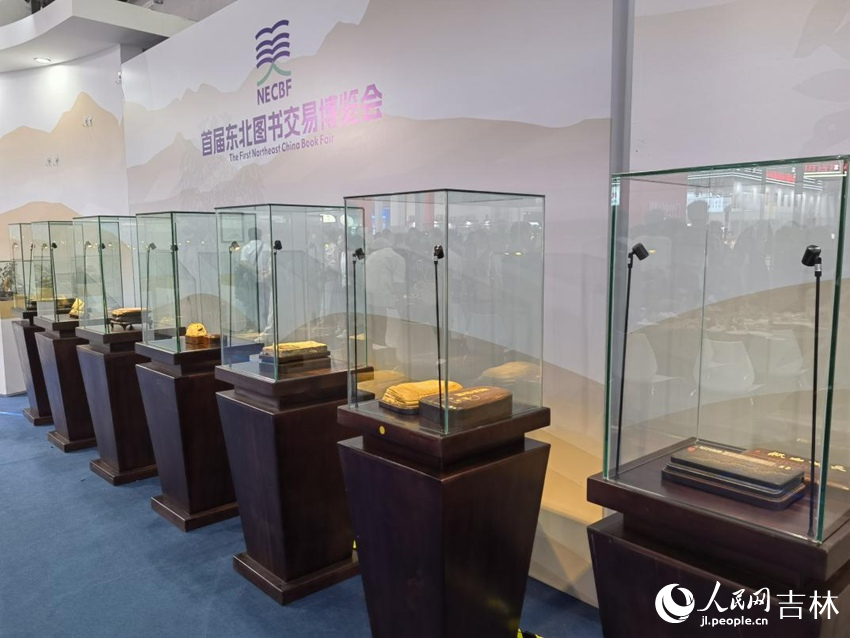 松花石作品展示。人民網(wǎng)記者 馬俊華攝