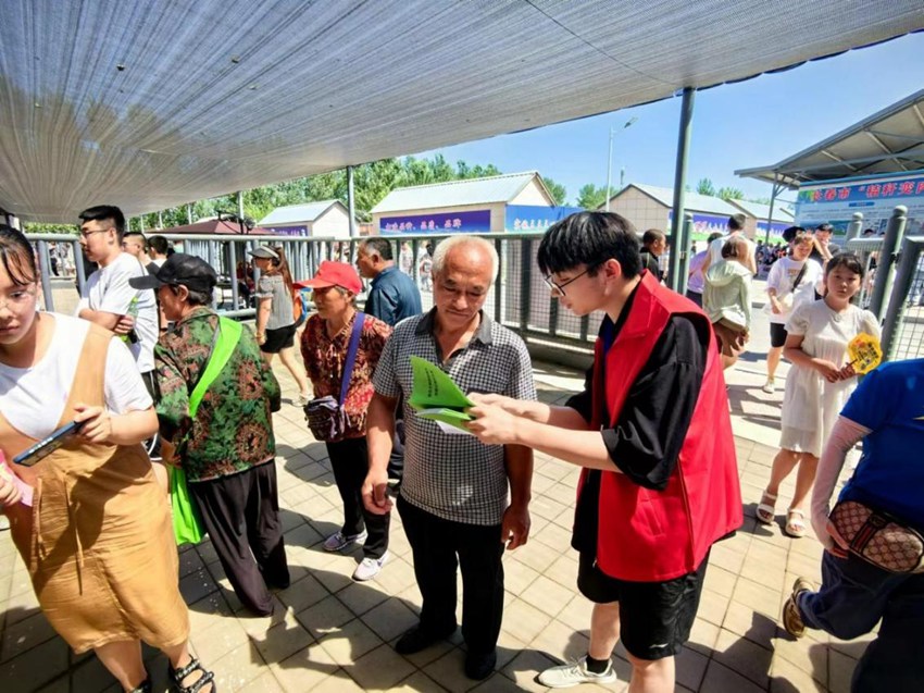 吉林九臺肉牛科技小院的學生宣傳介紹肉牛養(yǎng)殖知識。（吉林九臺肉牛科技小院供圖）