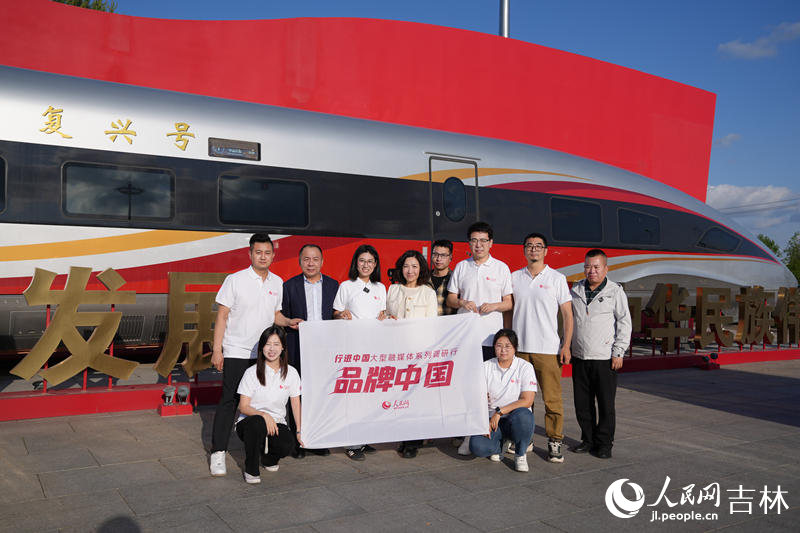 人民網(wǎng)“行進中國”調(diào)研采訪團隊深入中車長客采訪。人民網(wǎng)記者 李洋攝