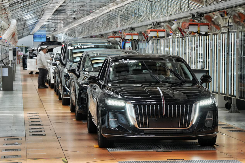 工作人員對裝配好的車輛進行靜態檢查。人民網記者 李洋攝