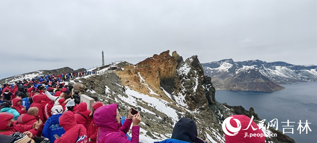 5月30日,長白山北景區游人如織。人民網記者 李成偉攝