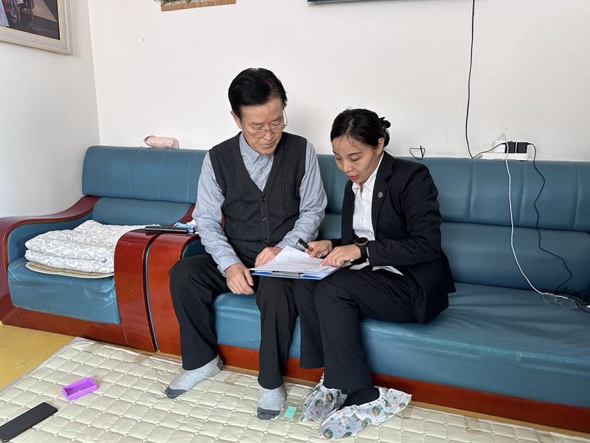 為老人進行講解。王曉彤 攝