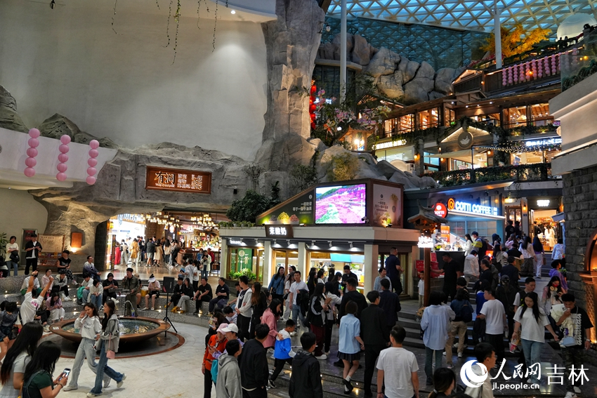 夜色降臨,位于長春市的“這有山”文旅小鎮熱鬧非凡。人民網記者 李洋攝