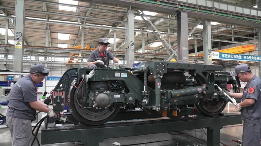 工人使用智能力矩扳手作業。人民網 石天蛟攝