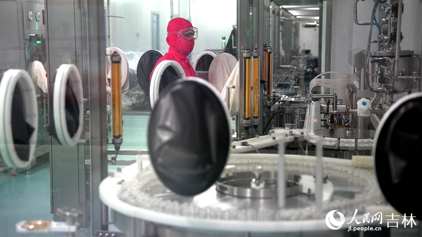吉林敖東藥業(yè)集團(tuán)延吉股份有限公司凍干粉針劑車間工人“全副武裝”。人民網(wǎng)記者 李成偉攝