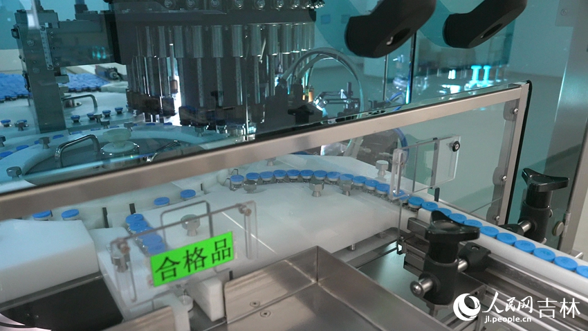 吉林敖東藥業(yè)集團(tuán)延吉股份有限公司凍干粉針劑車間生產(chǎn)線。人民網(wǎng)記者 李成偉攝