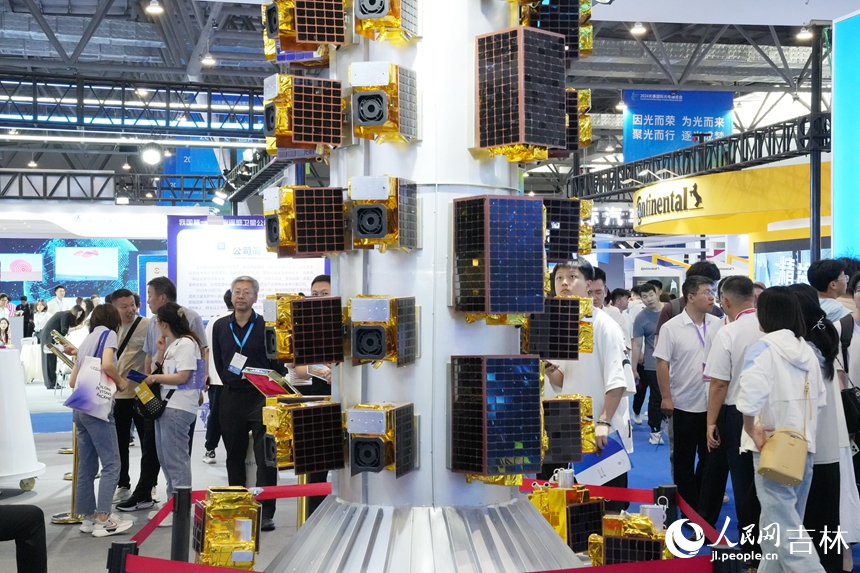 博覽會上，光電信息領域的科技創新成果向游客展示。人民網記者 李洋攝