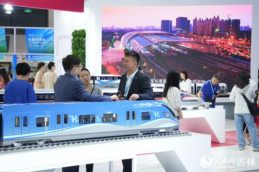 博覽會上，光電信息領域的科技創新成果向游客展示。人民網記者 李洋攝