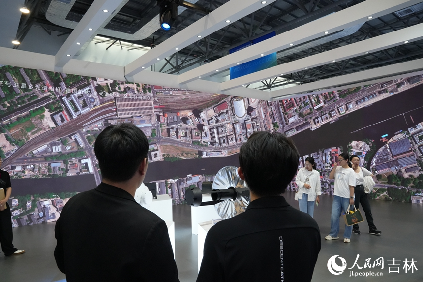 博覽會上展示的光電信息領域科技創新成果。人民網記者 李洋攝