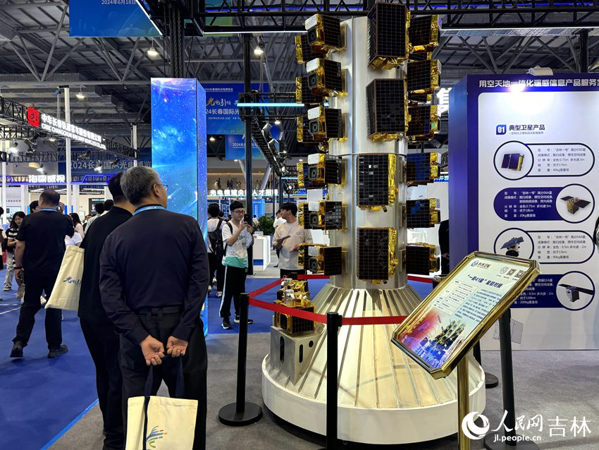 “一箭41星”星箭對接模型吸引觀眾駐足參觀。人民網記者 李思玥攝