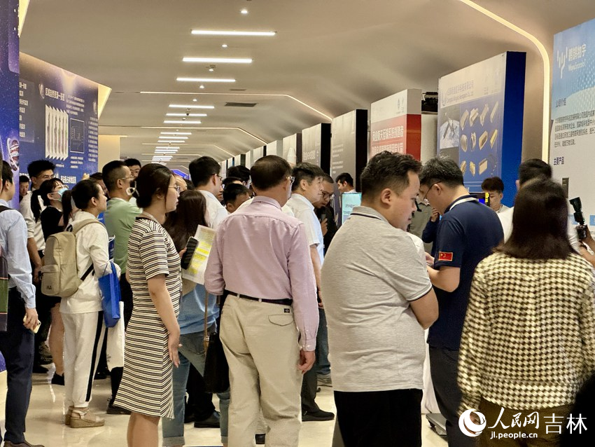 展會現(xiàn)場人潮涌動。人民網(wǎng)記者 李思玥攝