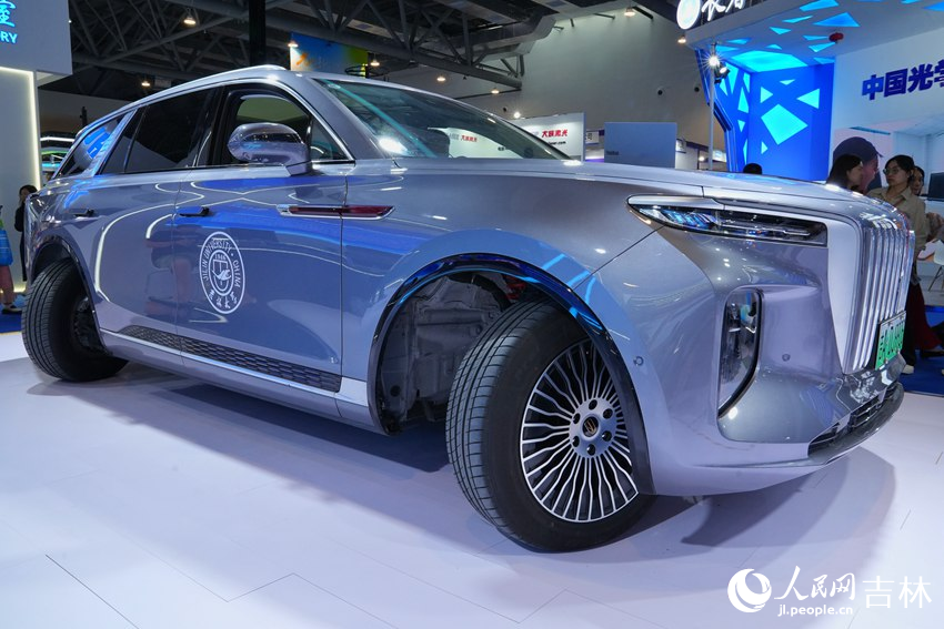 采用自動(dòng)輪智行底盤技術(shù)的紅旗E-HS9新能源車。人民網(wǎng)記者 李洋攝