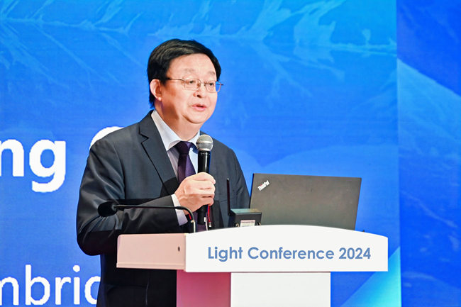 英國劍橋大學光子器件與傳感器中心主任、大會共主席初大平教授主持大會開幕式