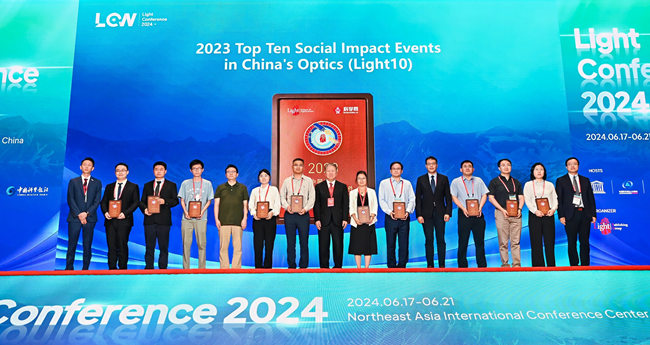 Light10獲獎團隊領獎