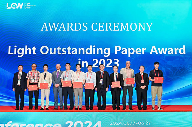 Light優秀論文獲獎者領獎