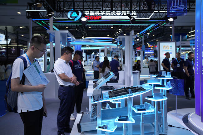 觀展人員在華為展臺了解技術領域的發展趨勢。人民網記者 李洋攝